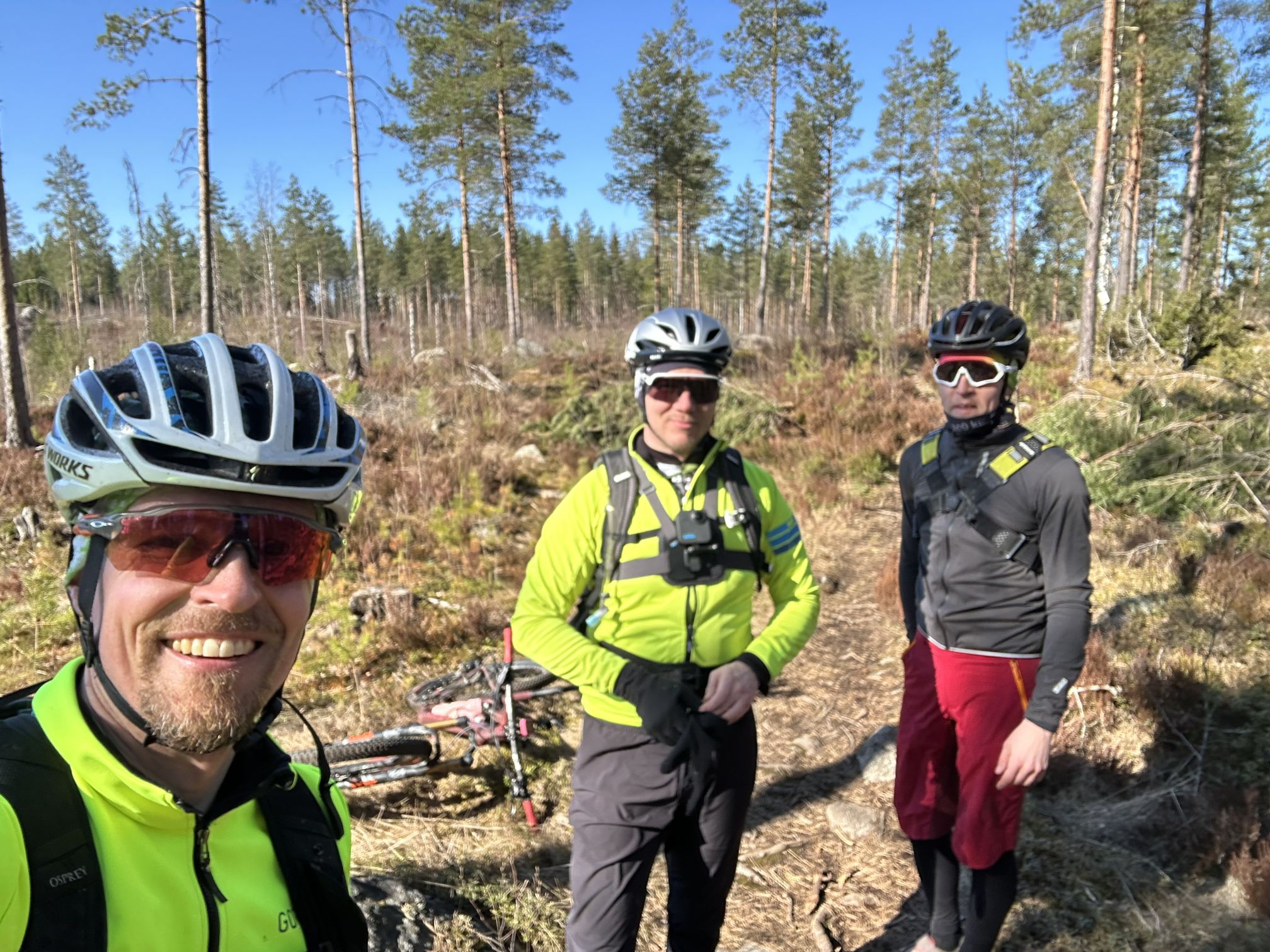 Mikko, Janne ja Petri Roineen kierron maastokartoituksella.